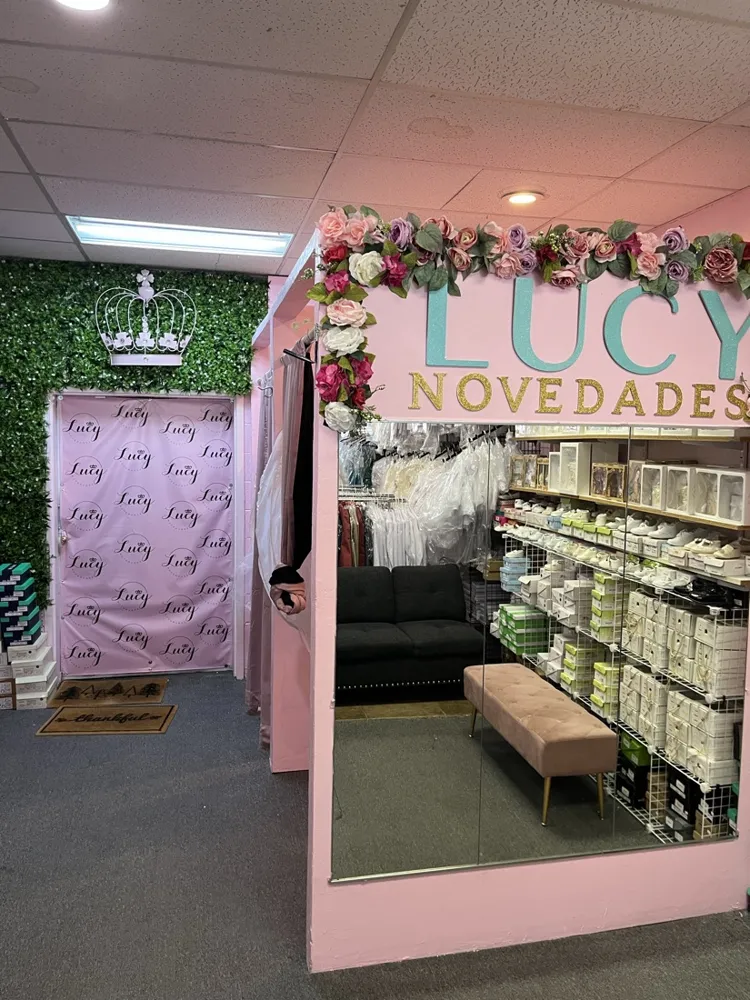 Pink Novedades Lucy fitting-room entrance with flowers